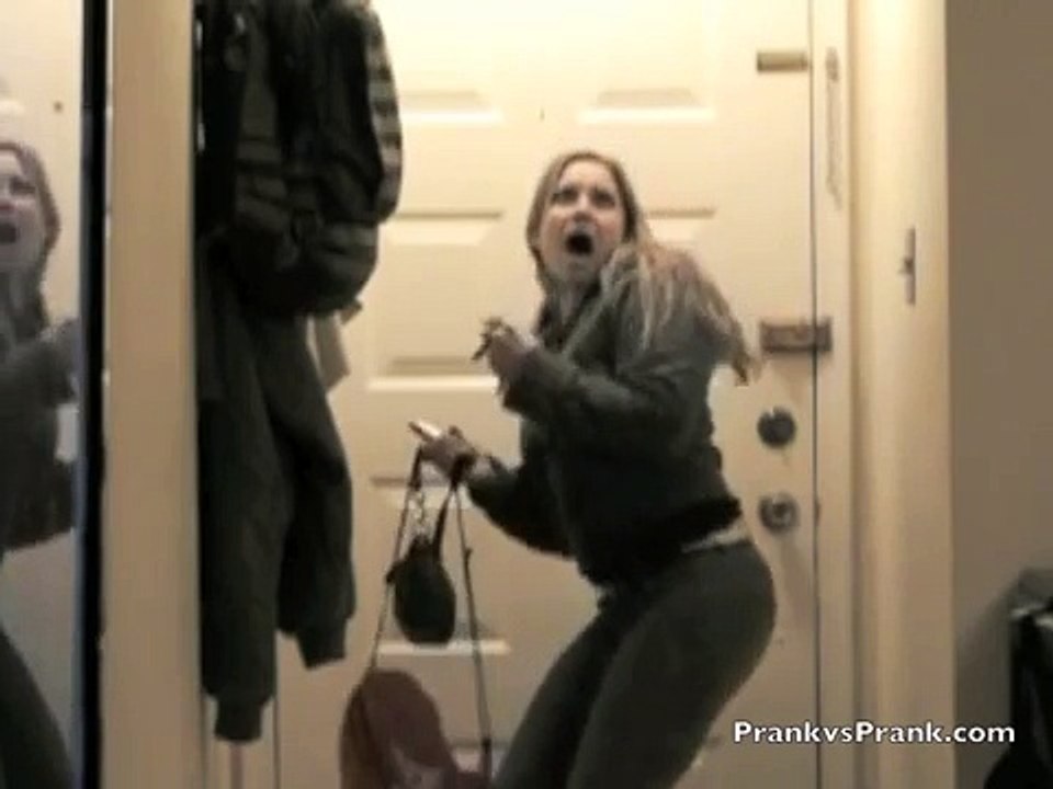 How to scare you Girlfriend with a fake Spider
