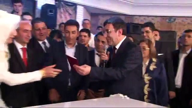 Kürtçe şarkılar eşliğinde halay çekti