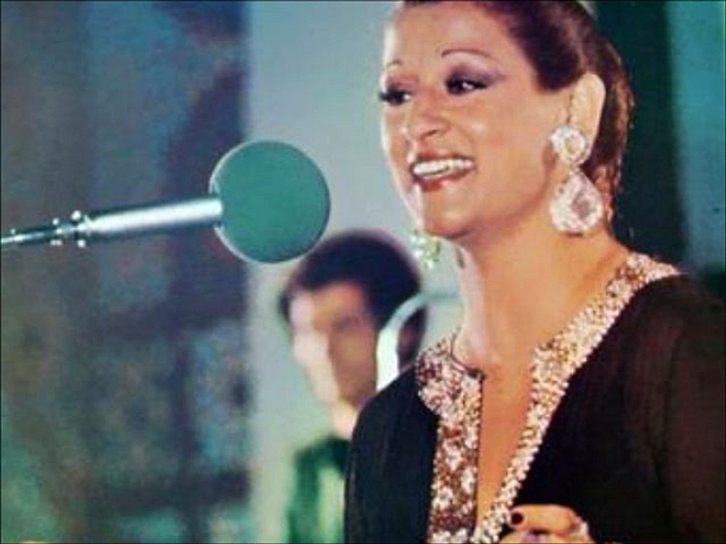 وردة الجزائرية - احضنوا الايام - حفلة جميلة ورائعة ♥ Warda Al Jazairia -  فيديو Dailymotion