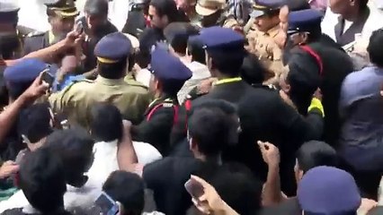 Shah Rukh Khan waves out & dances for his fans!