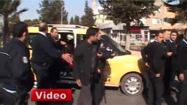 Kucağında Küçük Çocuk, Tekme Tokat Kavga Etti