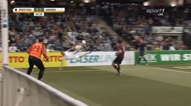 Futsal: Ivan Klasnic marque sur un ciseau acrobatique somptueux