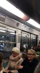 Un conducteur de métro qui chante pour faire patienter les passagers
