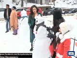 Dunya News - Murree: Tourists enjoy snowy weather, make snowman