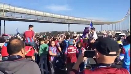 Trabzonspor taraftarları an itibariyle , Fatih Sultan Mehmet Köprüsü'nde