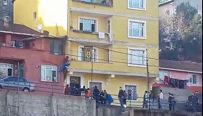 Trabzonspor Taraftarı Fenerbahçe Bayrağını İndirdi