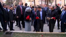 Davutoğlu, Şehit Emniyet Müdürü Gaffar Okan'ın Kabrine Karanfil Bıraktı