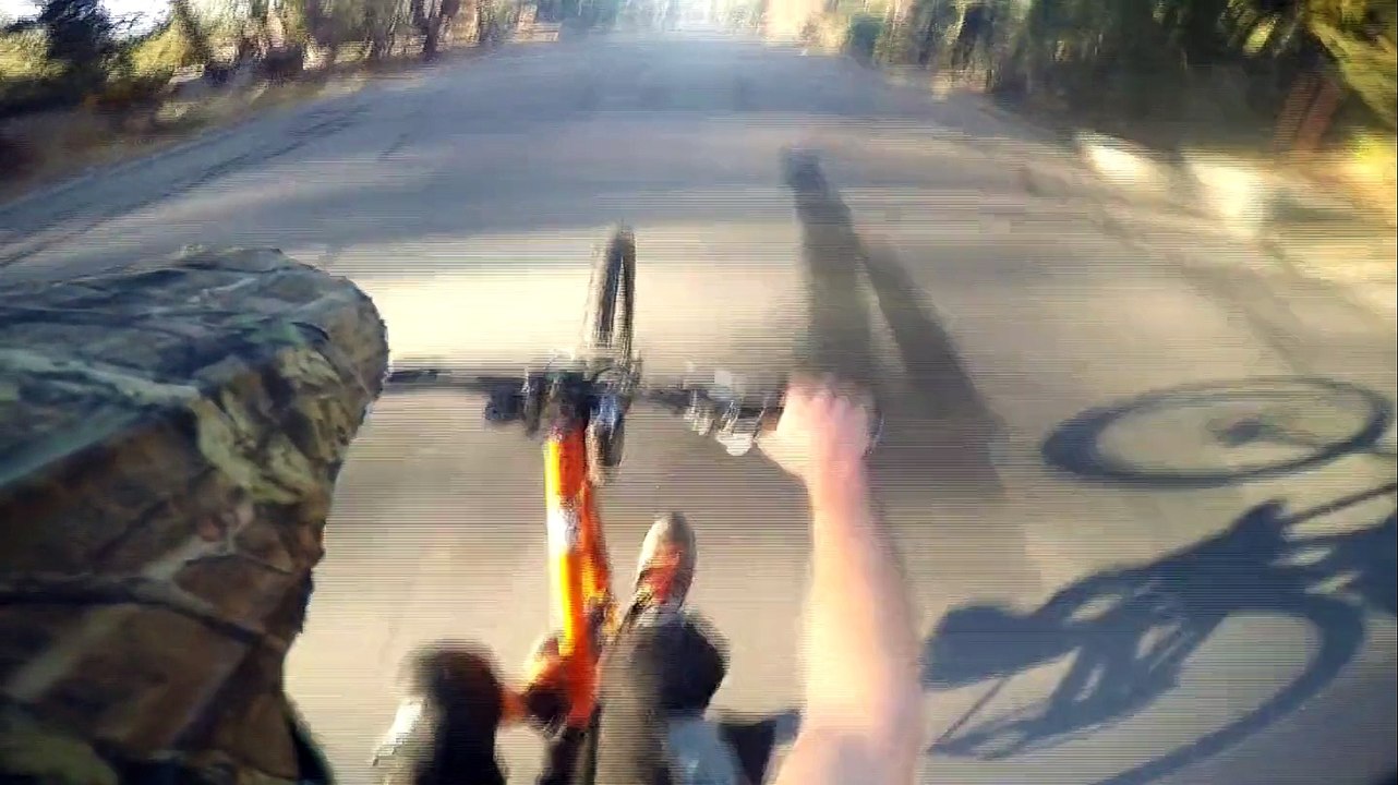 BMX : Extraordinaire longue descente en wheeling