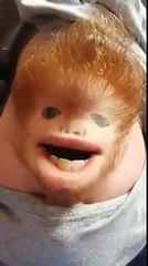 Un menton chante une chanson