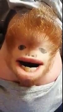 Un menton chante une chanson