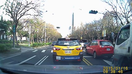 Une cycliste chanceuse se fait percuter par une voiture