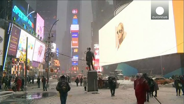 شمال شرق الولايات المتحدة يستعد لوصول عاصفة ثلجية قوية .