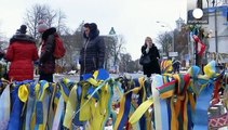 سكان كييف يحيون ذكرى ضحايا ماريوبول وبوروشينكو يبحث عن التهدئة