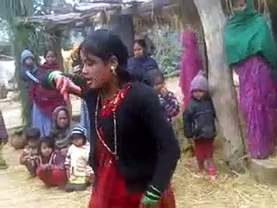 Hot Pakistani girl Dancing On Street  On Song  ''Hasino Ko Aate Hai Kya Kya Bahane''