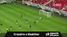 GOL DO SHAKHTAR! Depois de bela triangulação, Alex Teixeira abre o placar contra o Cruzeiro