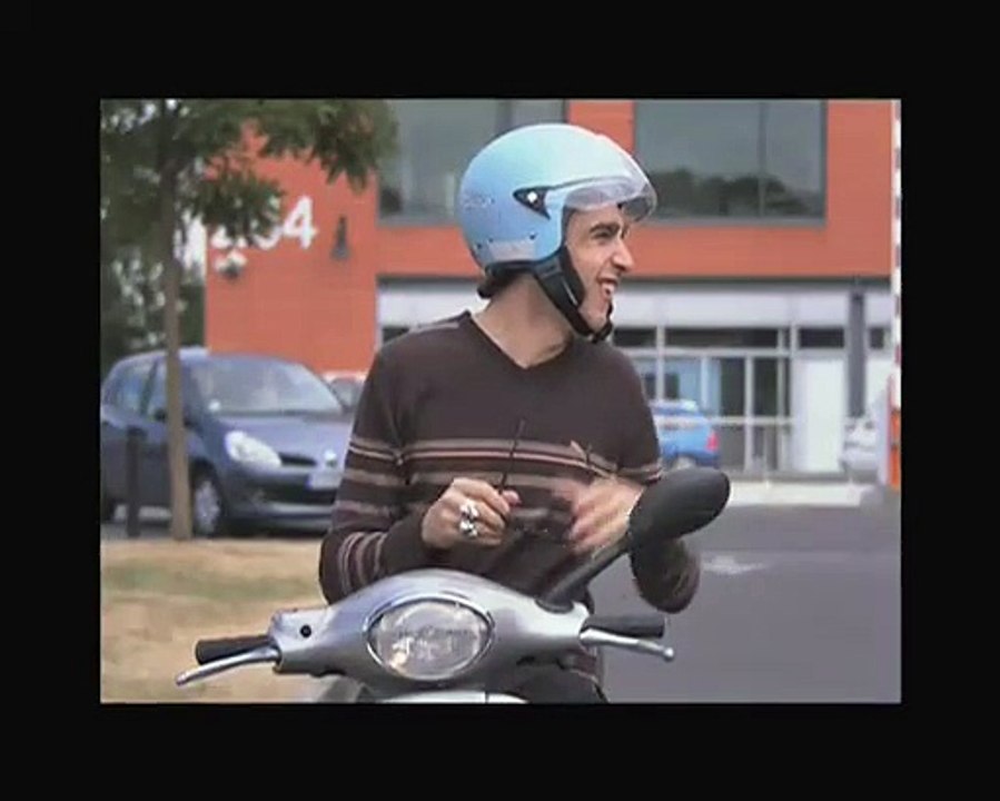 Une jolie blonde se fait draguer