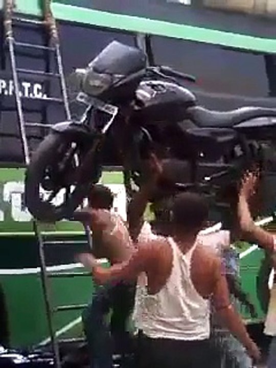 9# Il soulève tranquillement sa moto