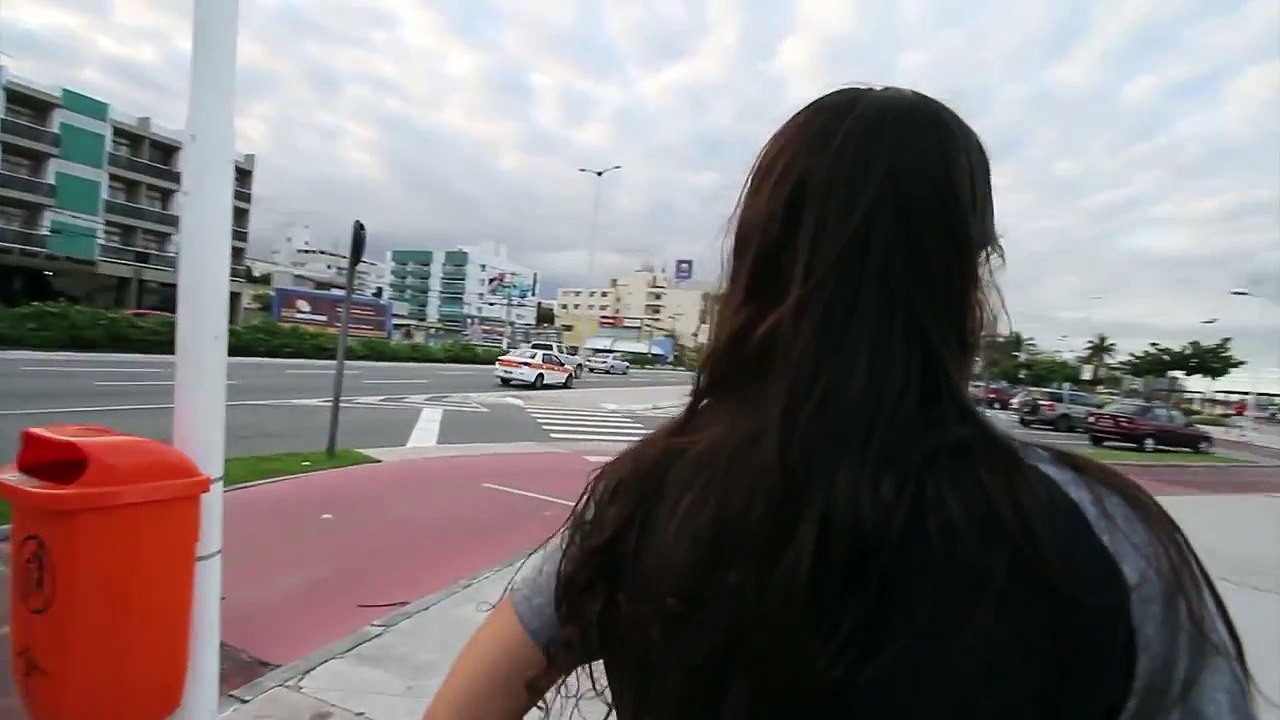 21# Une jeune brésilienne danse sur un longboard