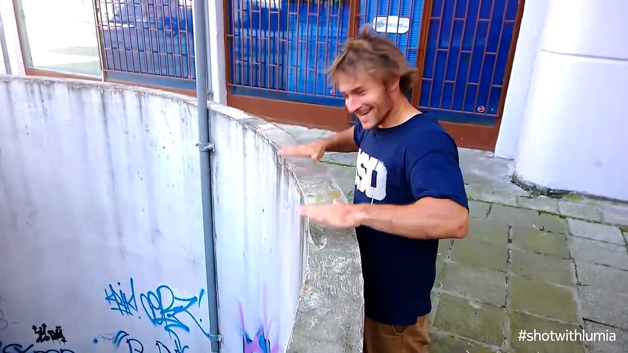 39# Wallride sur un escalier en colimaçon en BMX