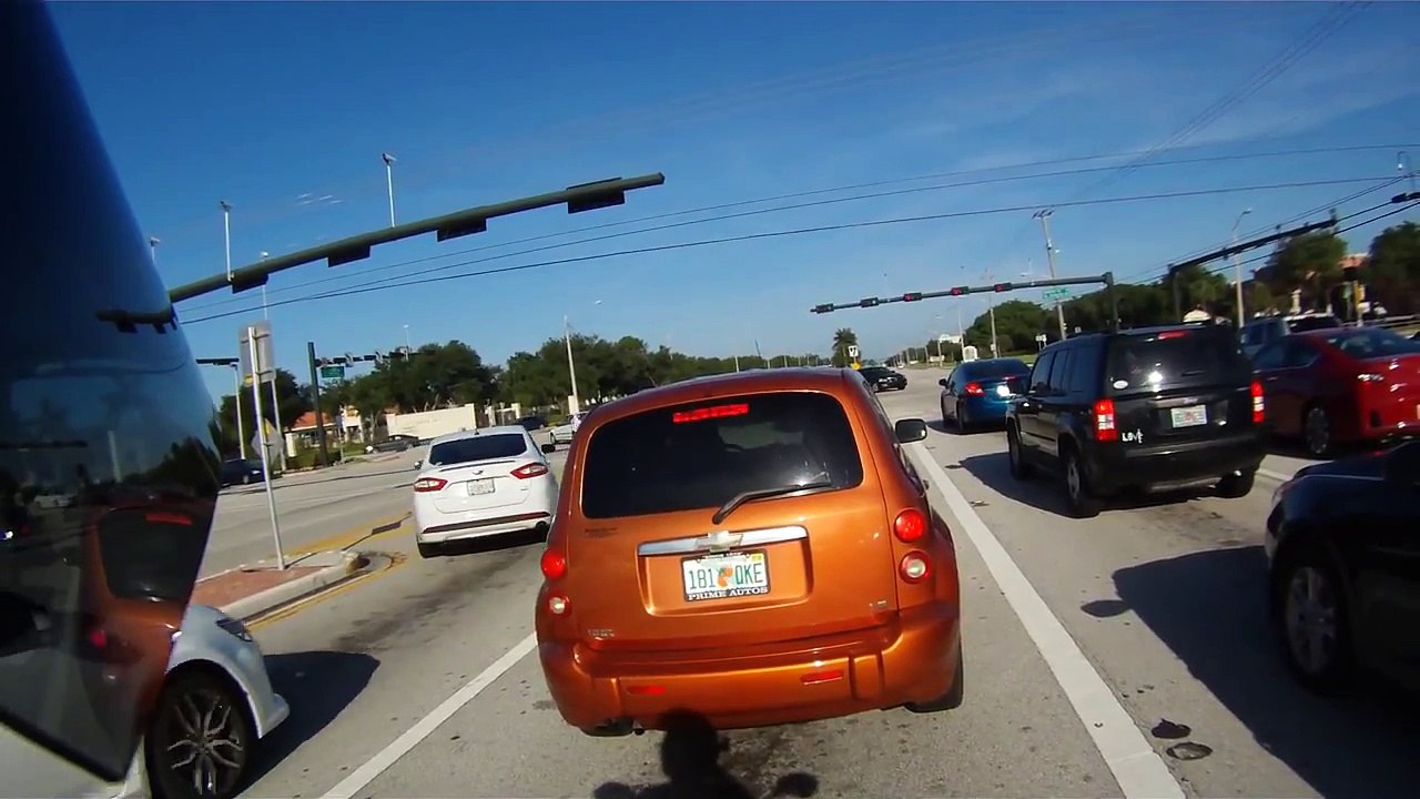 50# Un automobiliste s'endort au feu rouge et se fait réveiller par un motard