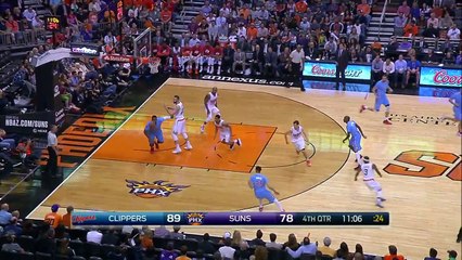 Glen Davis s'assoit sur une spectatrice