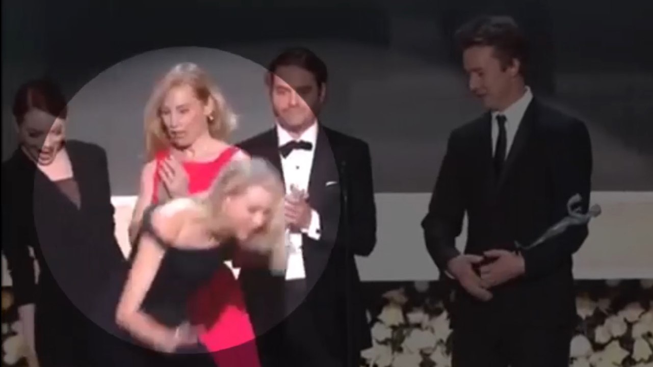 Naomi Watts trébuche sur scène aux SAG Awards