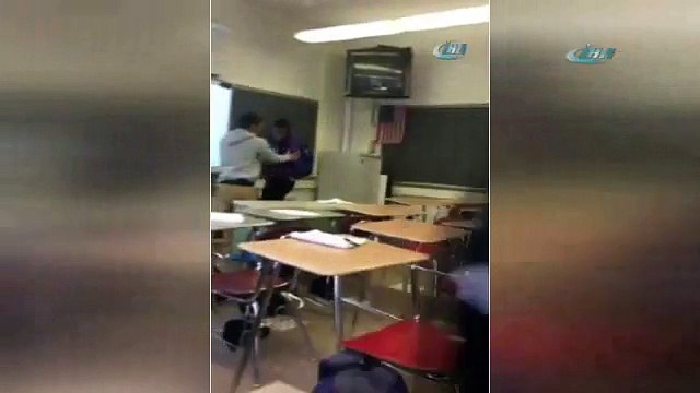 Öğrenci öğretmenini yerden yere vurdu