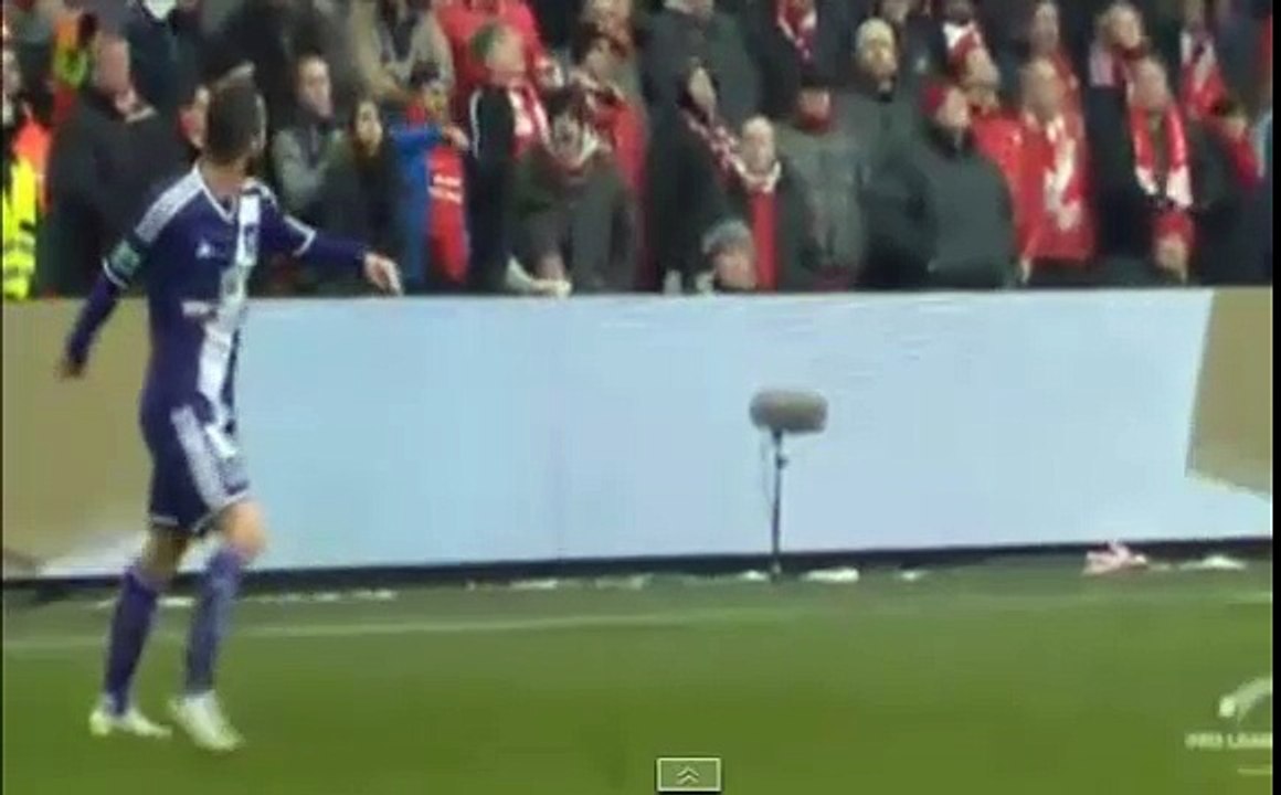 Steven Defour sent off after that Tifo for kicking the ball at the Standard Lige fans! Mad!