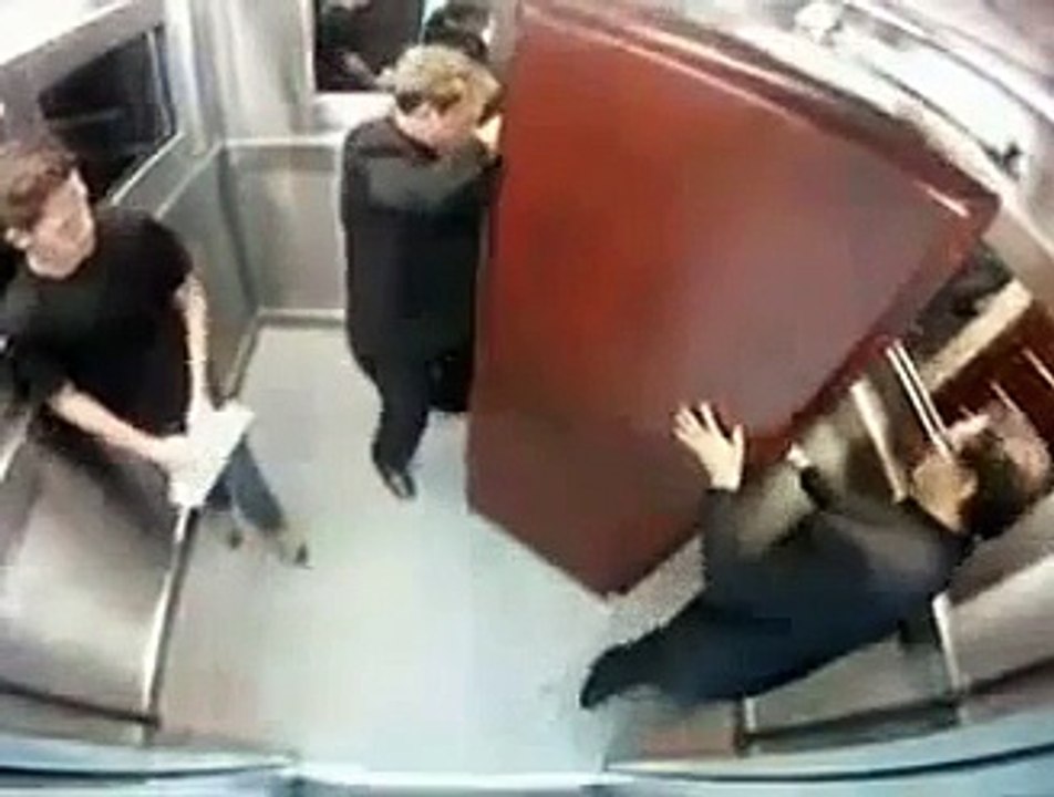 El ascensor transporta un ataud - Broma en ascensor