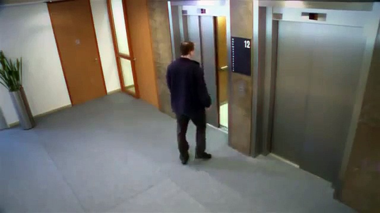 Broma en ascensor - se rompe el piso del ascensor