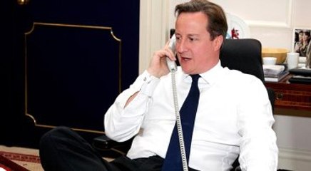 İngiltere Başbakanı Cameron'ı Telefonda İşlettiler
