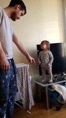 Pelea entre padre y su pequeña bebe te hará reir