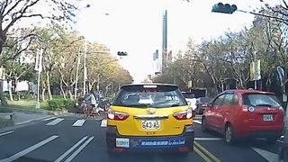 Taïwan : une cycliste se fait violemment percuter par une voiture