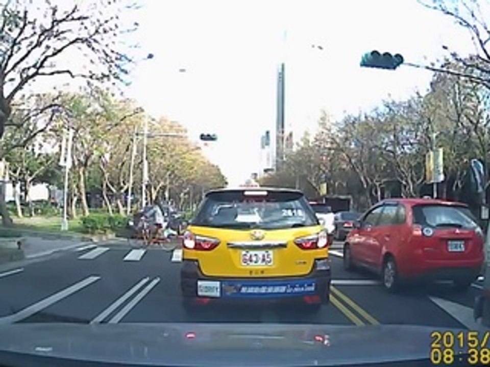 Taïwan : une cycliste se fait violemment percuter par une voiture