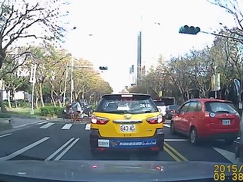 Taïwan : une cycliste se fait violemment percuter par une voiture