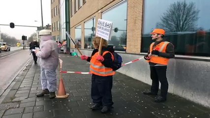 Actievoerders GroenFront bij pand GasTerra - RTV Noord