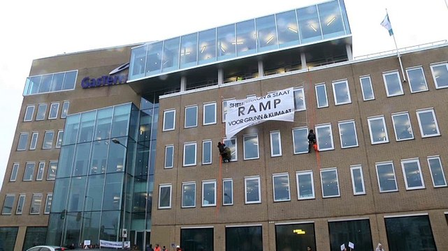 Actievoerders GroenFront bezetten GasTerra gebouw - RTV Noord