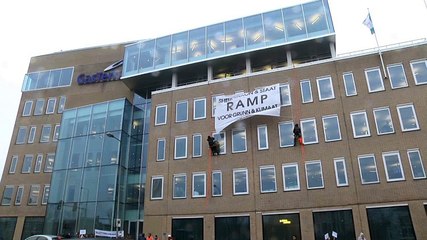 Actievoerders GroenFront bezetten GasTerra gebouw - RTV Noord