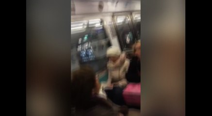Un conducteur de métro chante pour faire patienter ses passagers