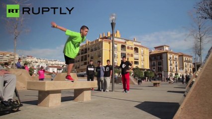 Este niño de 12 años practica parkour con una pierna amputada