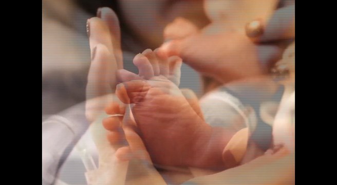Une maman aveugle voit pour la première fois son bébé