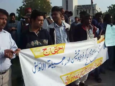 جناح ہستپال کراچی کے ایپلائز ایکشن کمیٹی کی جانب سے اپنے مطالبات کے حق میں دھرنادیئے ہوئے ہیں
