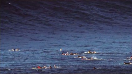des surfeur se font avaler par une vague (Hawaï)