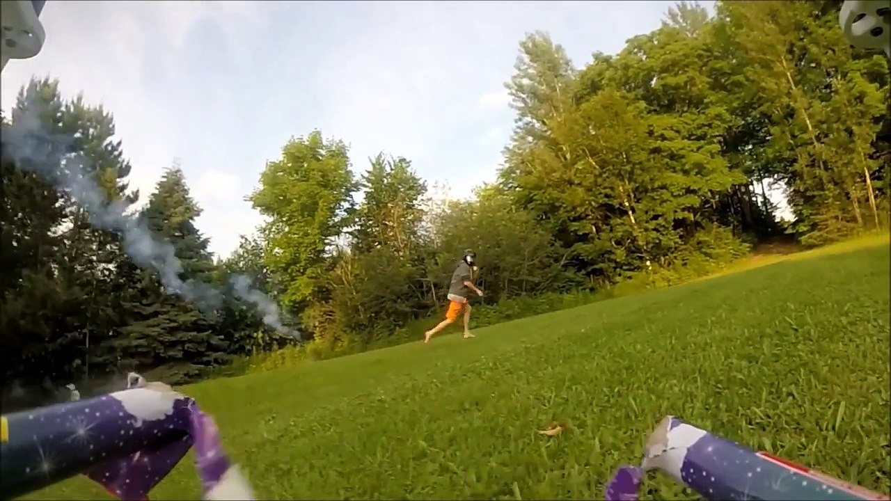 un drone attaque avec des feux d'artifices