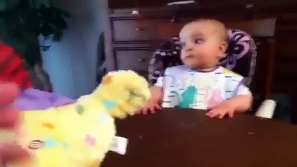 أكثر من مليون مشاهدة لردة فعل طفل عندما تضع الدجاجة البيض