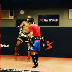 Com máscara de altitude elástico nos pés, Spider treina chutes para encarar Nick Diaz