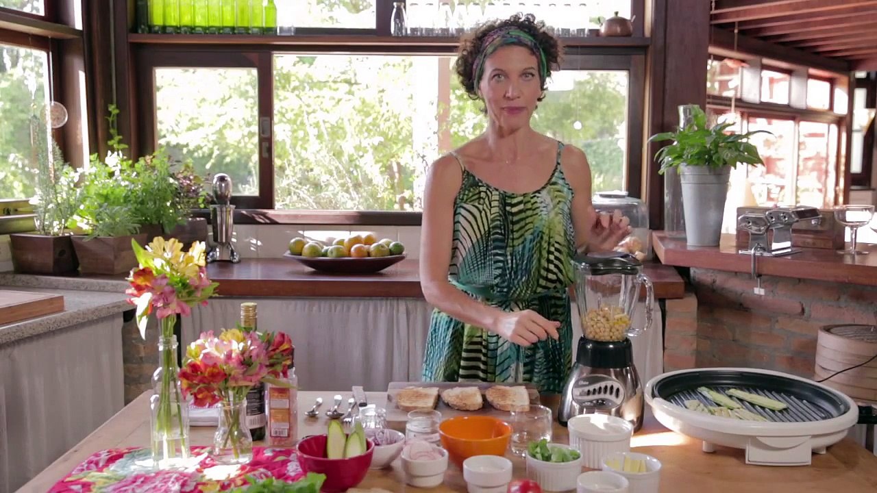 Simples e saudável: sanduíche aberto com pasta de grão-de-bico