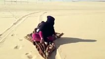 فيديو- سعودي يزلج زوجته على رمال الصحراء  -