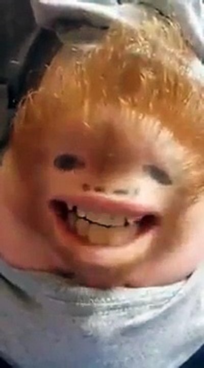 Il fait chanter son menton