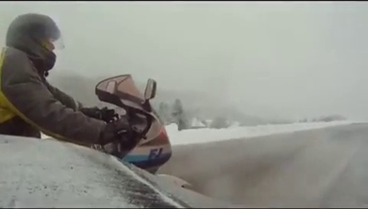 Leçon de conduite extrême : side-car en glisse dans un col enneigé !